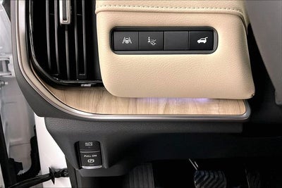 2026 Nissan Armada Platinum Reserve 4WD - Split Bench Seat Package