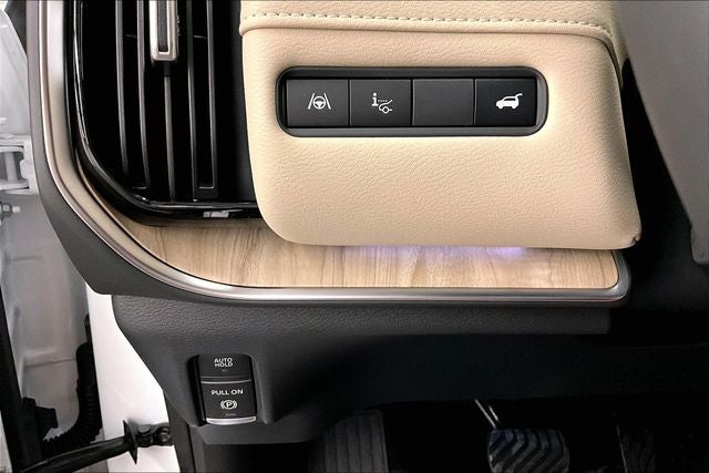 2026 Nissan Armada Platinum Reserve 4WD - Split Bench Seat Package