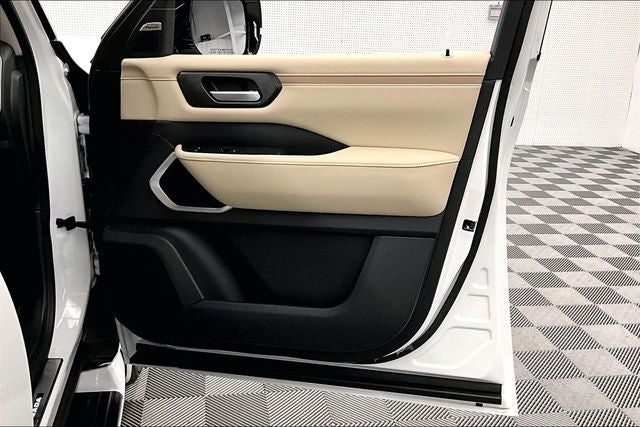 2026 Nissan Armada Platinum Reserve 4WD - Split Bench Seat Package