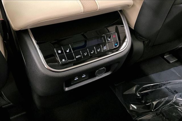 2026 Nissan Armada Platinum Reserve 4WD - Split Bench Seat Package