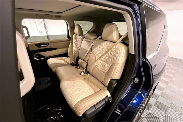 2026 Nissan Armada Platinum Reserve 4WD - Split Bench Seat Package