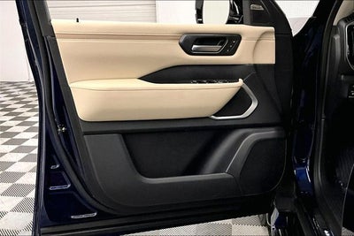 2026 Nissan Armada Platinum Reserve 4WD - Split Bench Seat Package