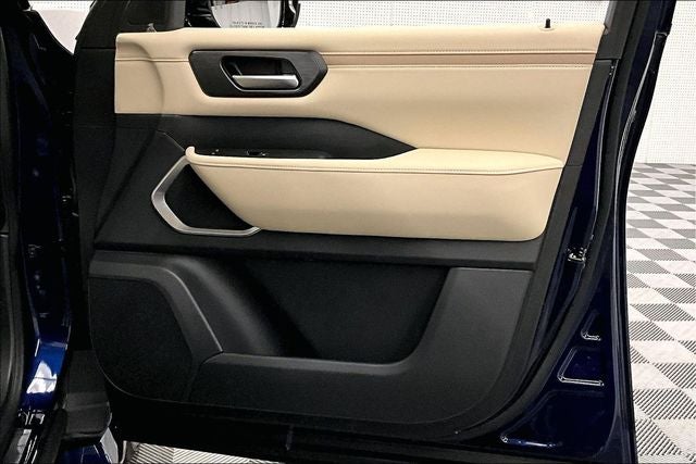 2026 Nissan Armada Platinum Reserve 4WD - Split Bench Seat Package
