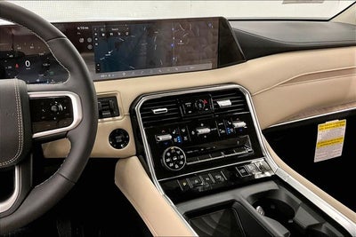 2026 Nissan Armada Platinum Reserve 4WD - Split Bench Seat Package