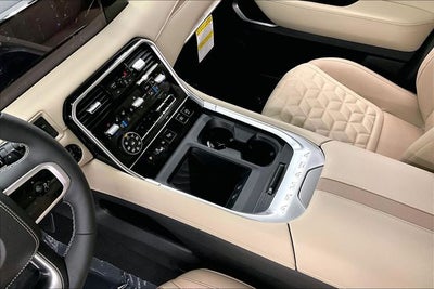 2026 Nissan Armada Platinum Reserve 4WD - Split Bench Seat Package