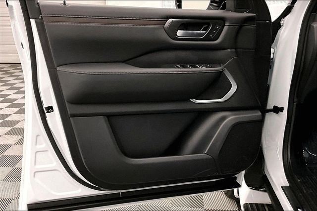 2026 Nissan Armada Platinum Reserve 4WD - Bench Seat Package