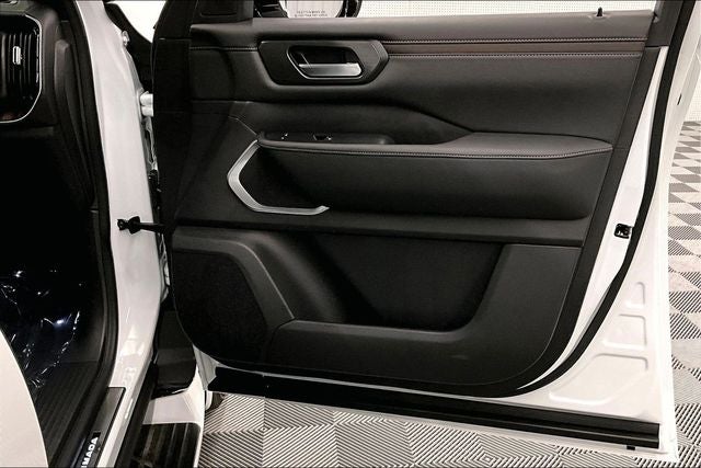 2026 Nissan Armada Platinum Reserve 4WD - Bench Seat Package