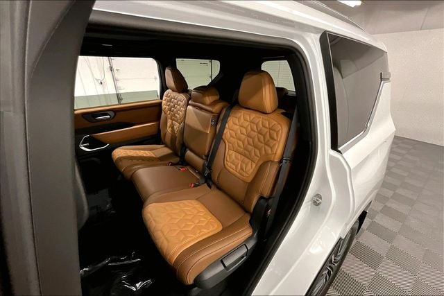 2026 Nissan Armada Platinum Reserve 4WD - Split Bench Seat Package
