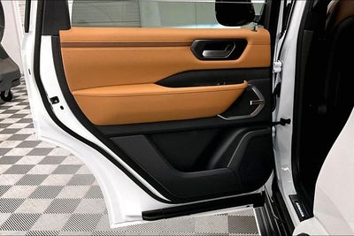 2026 Nissan Armada Platinum Reserve 4WD - Split Bench Seat Package
