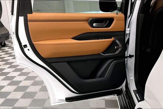 2026 Nissan Armada Platinum Reserve 4WD - Split Bench Seat Package