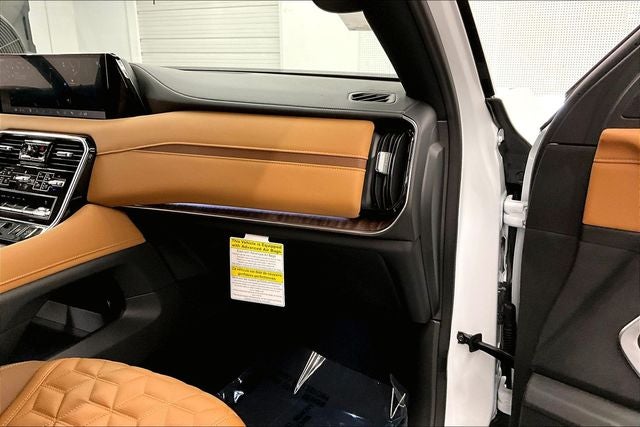 2026 Nissan Armada Platinum Reserve 4WD - Split Bench Seat Package
