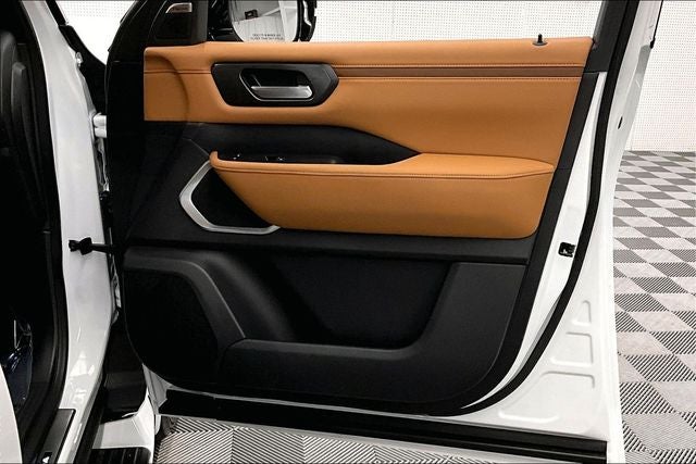 2026 Nissan Armada Platinum Reserve 4WD - Split Bench Seat Package