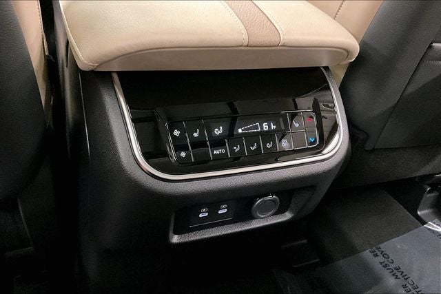 2026 Nissan Armada Platinum Reserve 4WD - Split Bench Seat Package