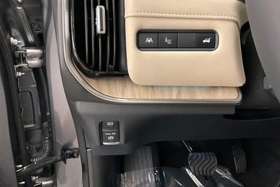 2026 Nissan Armada Platinum Reserve 4WD - Split Bench Seat Package