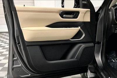 2026 Nissan Armada Platinum Reserve 4WD - Split Bench Seat Package