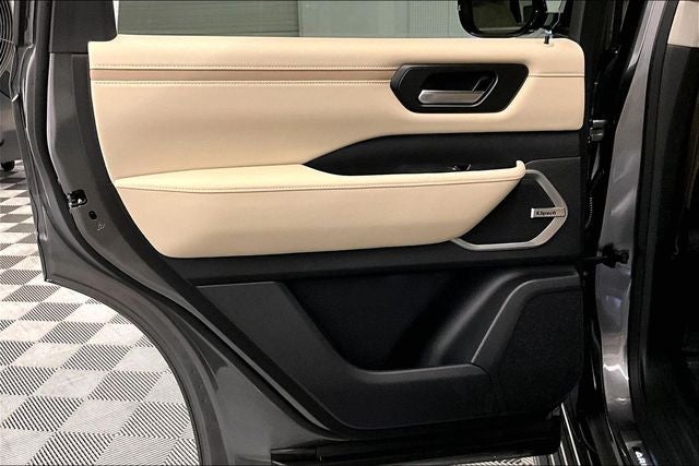 2026 Nissan Armada Platinum Reserve 4WD - Split Bench Seat Package