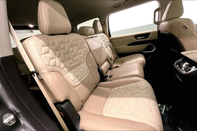 2026 Nissan Armada Platinum Reserve 4WD - Split Bench Seat Package