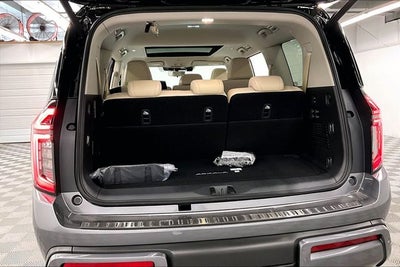 2026 Nissan Armada Platinum Reserve 4WD - Split Bench Seat Package