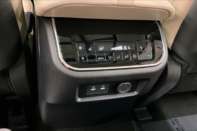 2026 Nissan Armada Platinum Reserve 4WD - Split Bench Seat Package