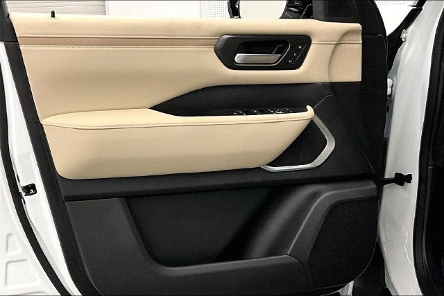 2026 Nissan Armada Platinum Reserve 4WD - Split Bench Seat Package