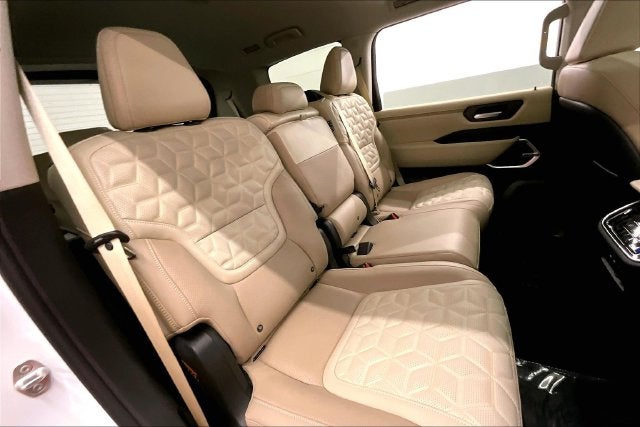 2026 Nissan Armada Platinum Reserve 4WD - Split Bench Seat Package