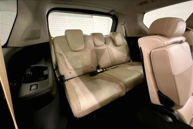 2026 Nissan Armada Platinum Reserve 4WD - Split Bench Seat Package