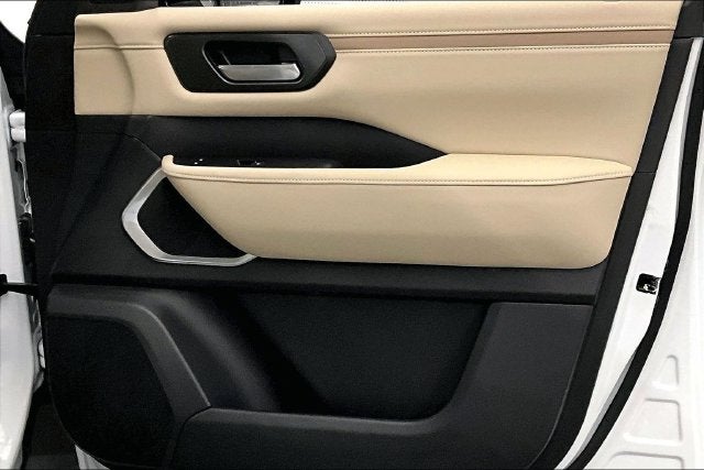 2026 Nissan Armada Platinum Reserve 4WD - Split Bench Seat Package