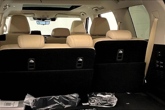 2026 Nissan Armada Platinum Reserve 4WD - Split Bench Seat Package