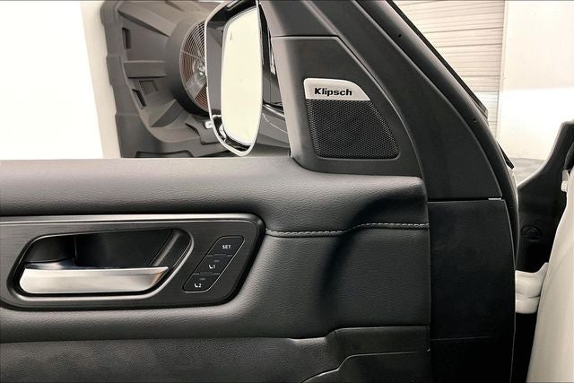 2026 Nissan Armada Platinum 4WD - Split Bench Seat Package