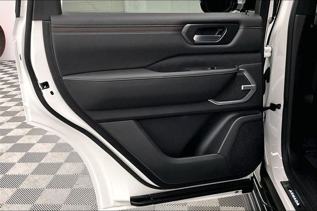 2026 Nissan Armada Platinum 4WD - Split Bench Seat Package